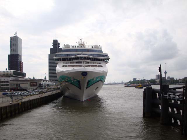 Cruiseschip ms Norwegian Jade aan de Cruise Terminal Rotterdam